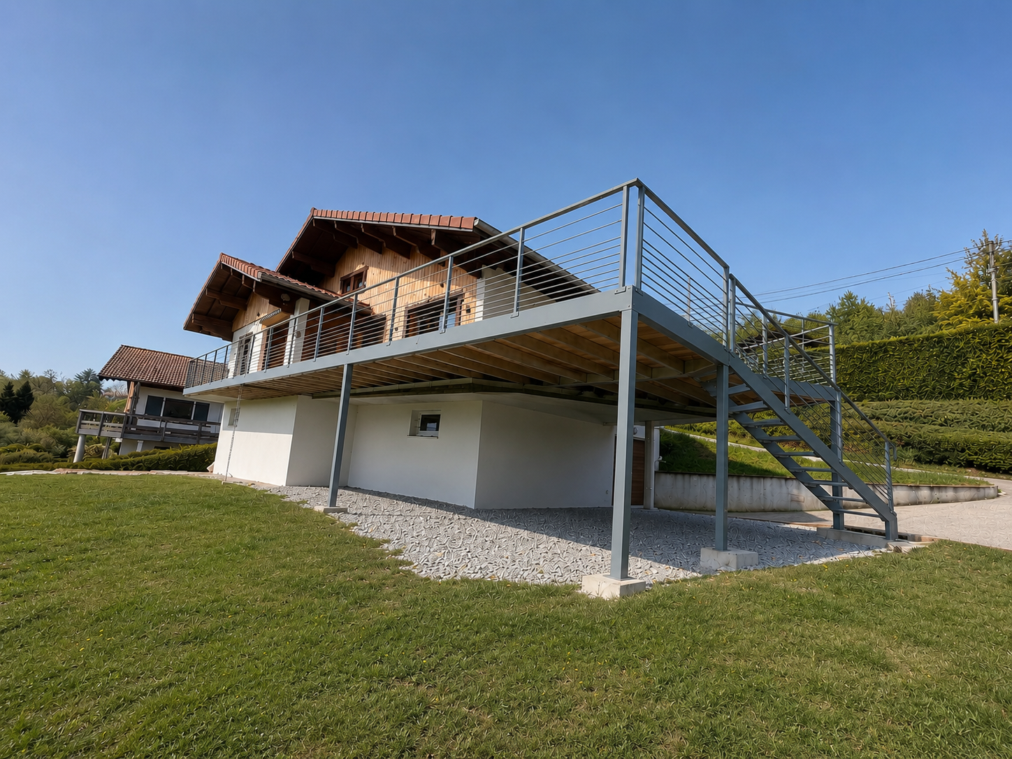 Mezzanine en alumnium avec garde-corps aluminium et platelage bois