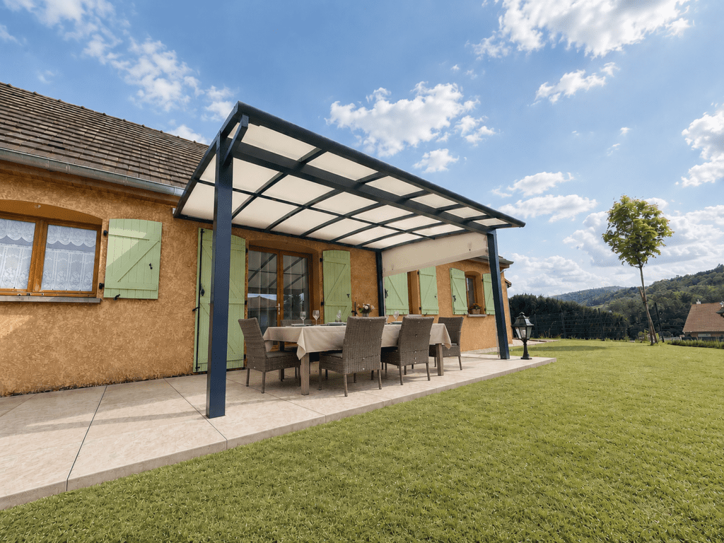 Pergola en aluminium arquée bleu saphir adossée à la maison