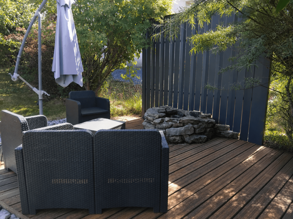 Terrasse avec brise-vue en aluminium sur mesure à Quingey