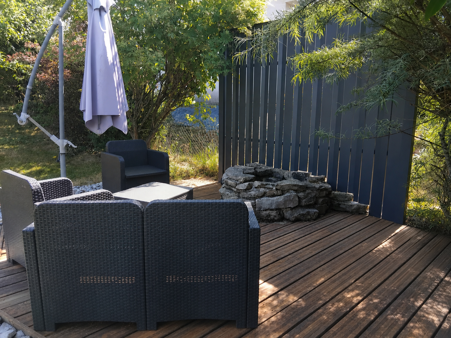Terrasse avec brise-vue en aluminium sur mesure à Quingey