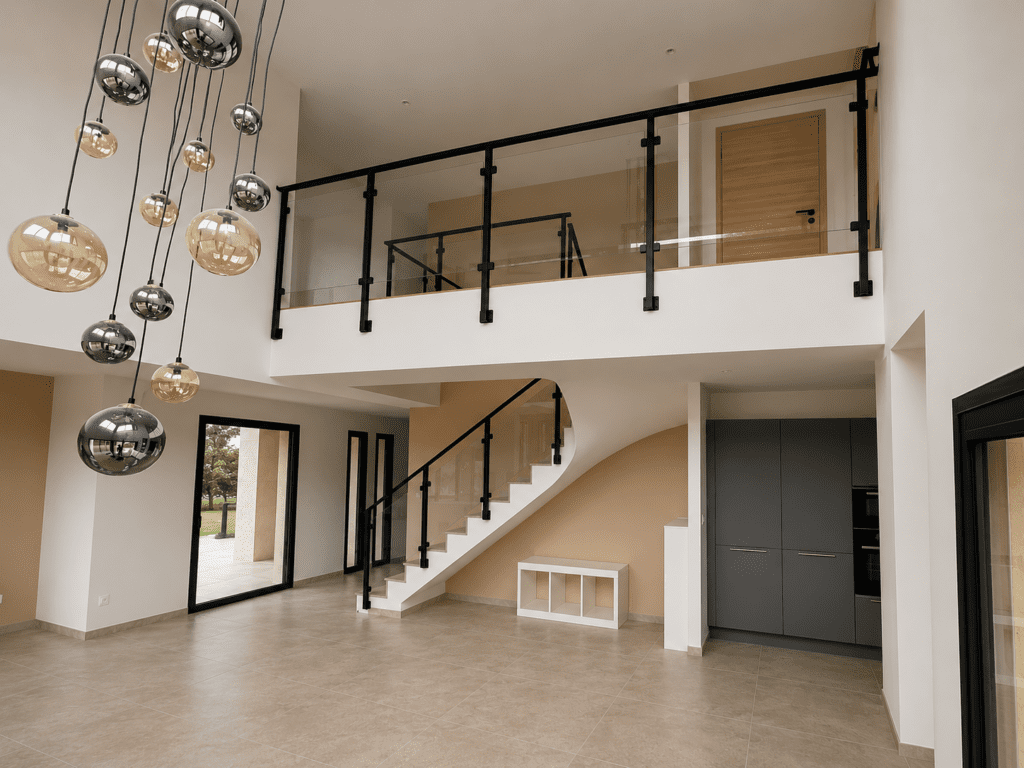 Intérieur avec garde-corps aluminium noir mat et remplissage verre