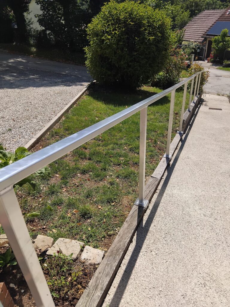 Vue d'une main courante fixé en aluminium brut