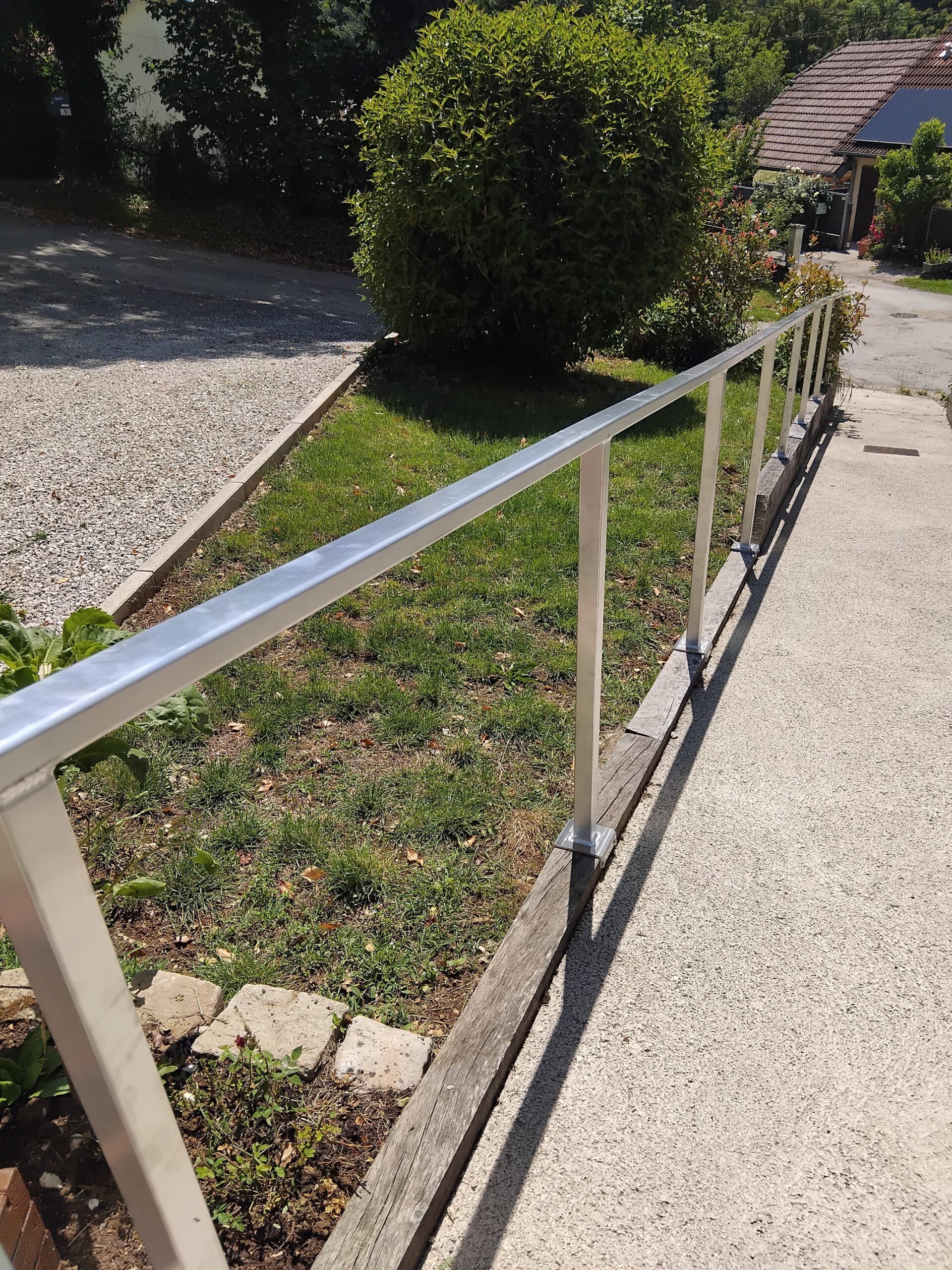 Vue d'une main courante fixé en aluminium brut