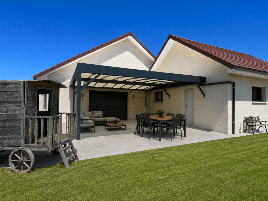 Pergola bandeau en aluminium avec salon de jardin sur terrasse