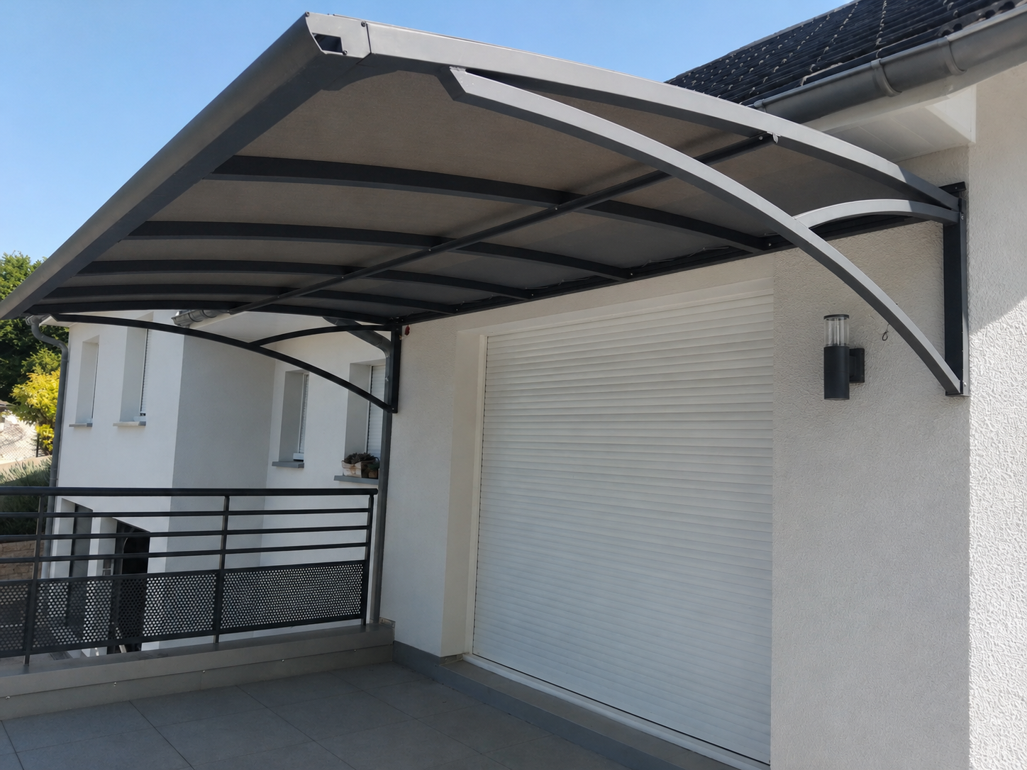 Auvent en aluminium fixé sur façade