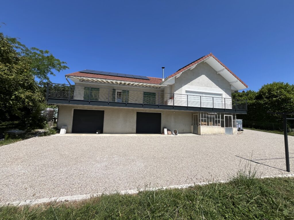 Terrasse équipée d'un garde-corps aluminium thermolaqué gris anthracite à Boussières