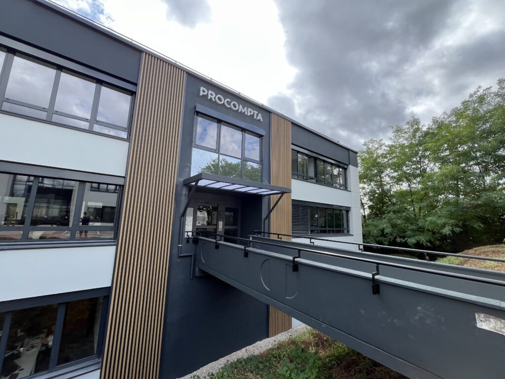 Marquise aluminium avec fixations murales et évacuation des eaux intégrée sur un bâtiment professionnel à Besançon.
