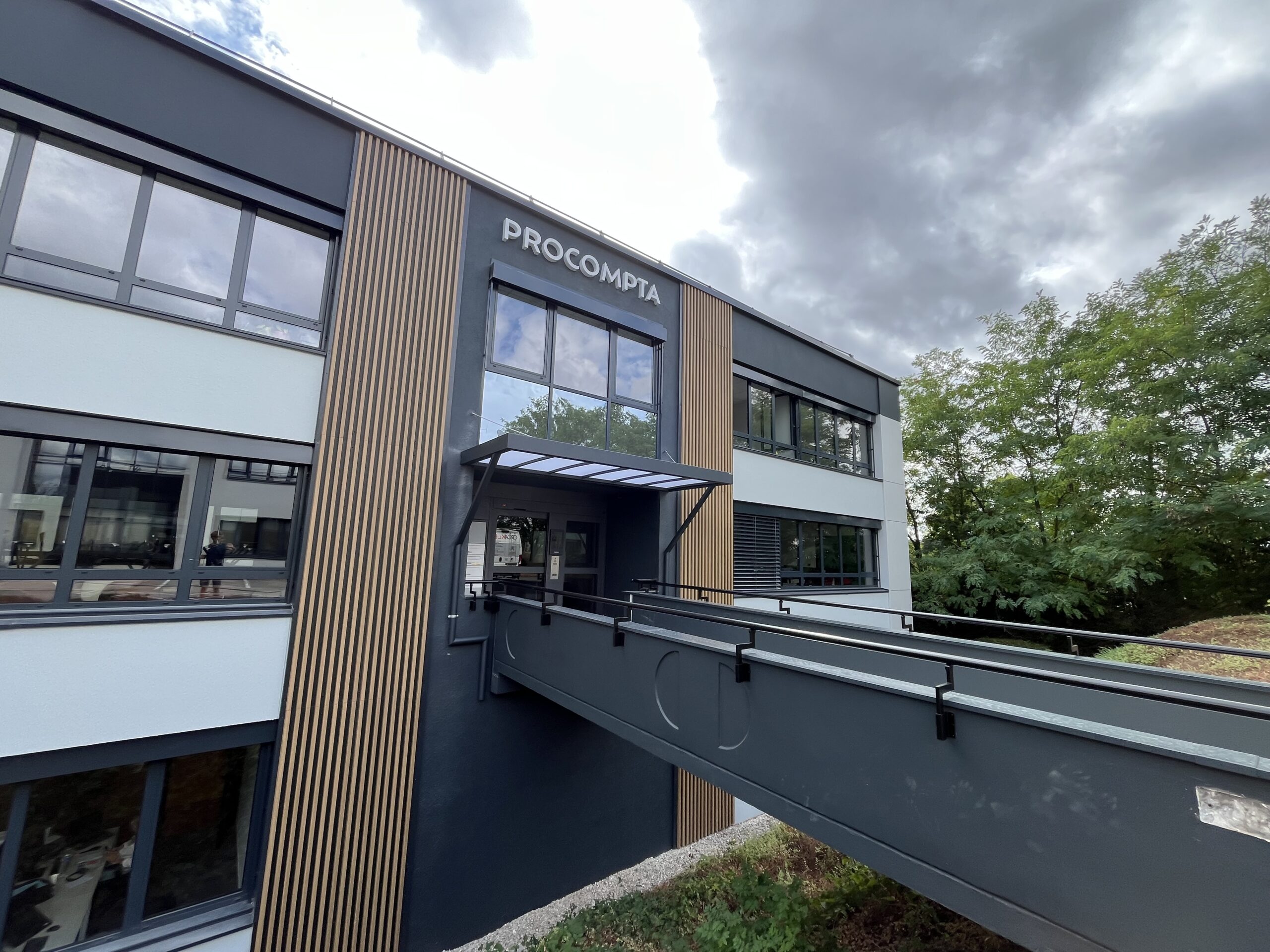 Marquise aluminium avec fixations murales et évacuation des eaux intégrée sur un bâtiment professionnel à Besançon.