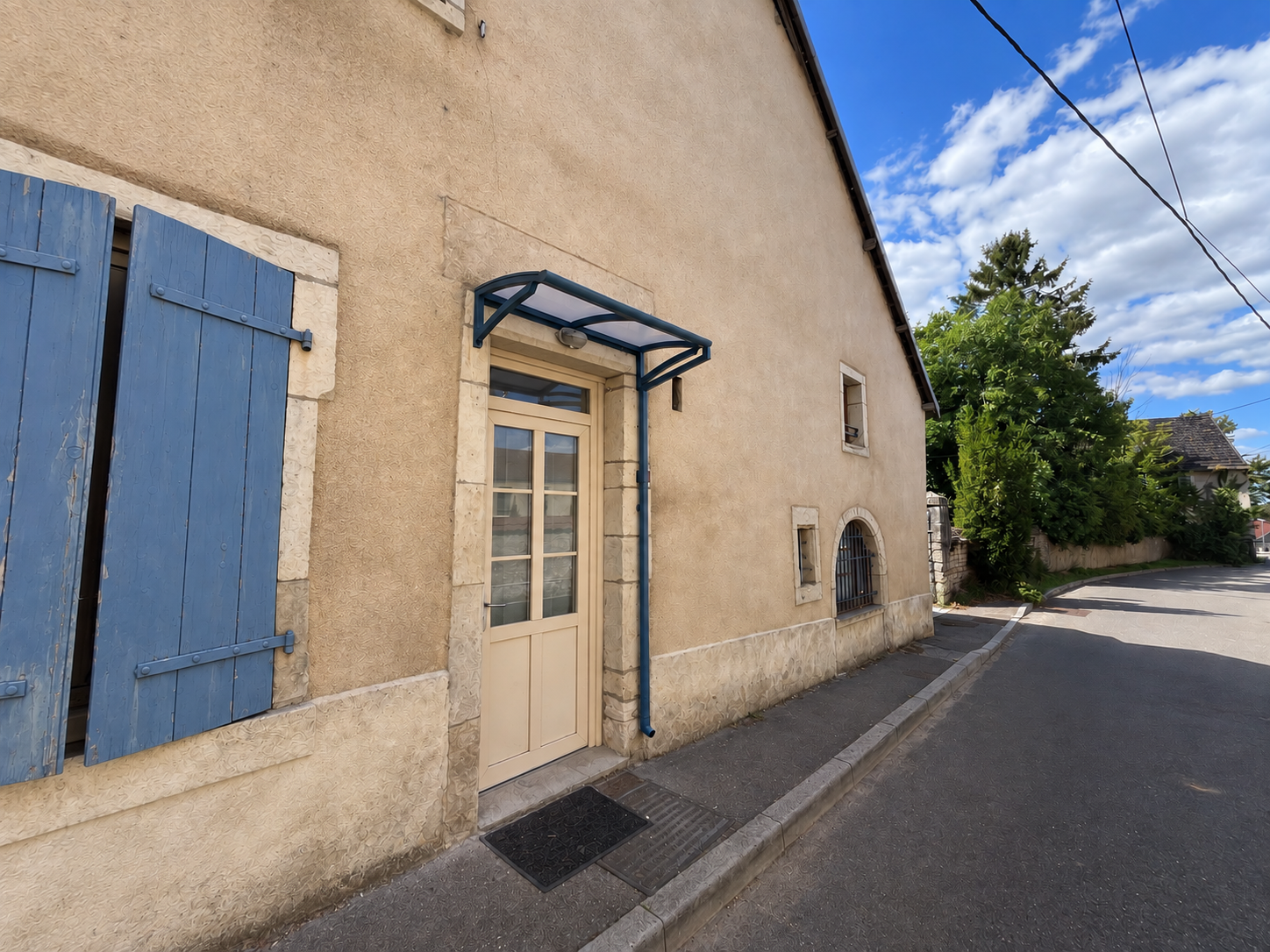 Marquise aluminium sur mesure bleue assortie aux volets à Byans-sur-Doubs