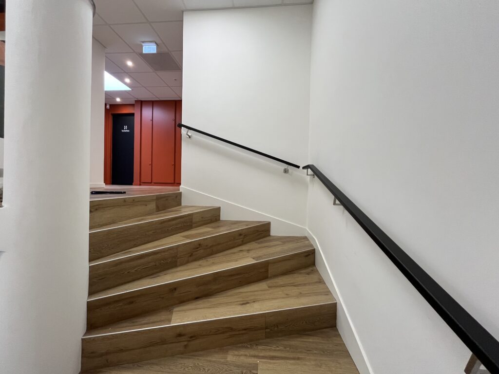 Mains courantes aluminium pour escalier d'entreprise à École-Valentin