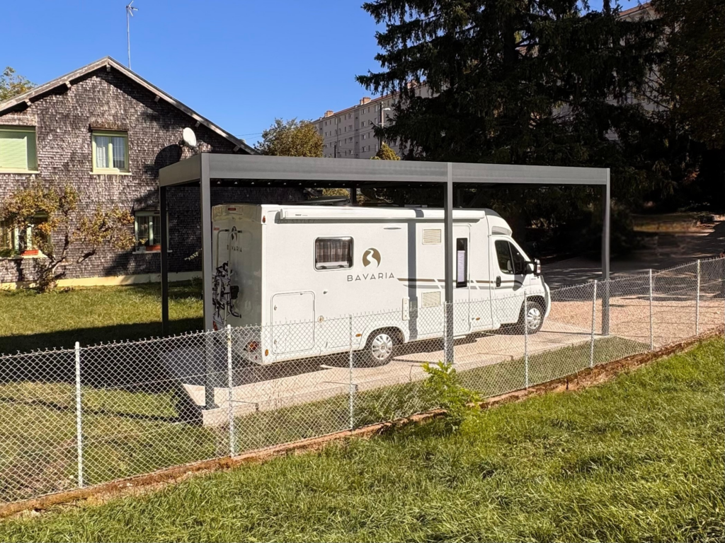 Carport aluminium gris anthracite sur mesure abritant un camping-car à Besançon