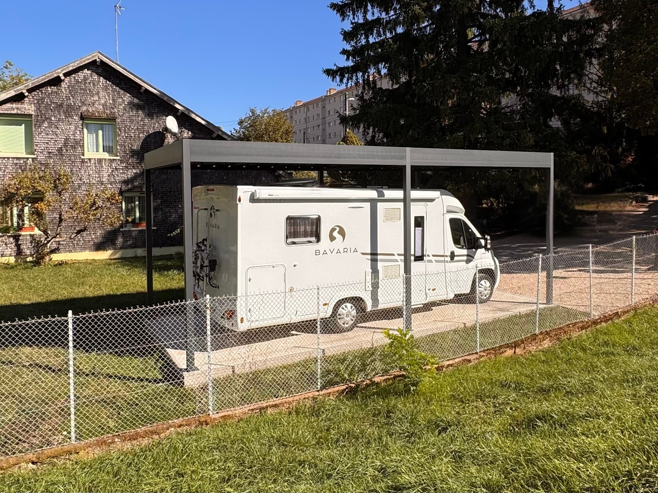 Carport aluminium gris anthracite sur mesure abritant un camping-car à Besançon